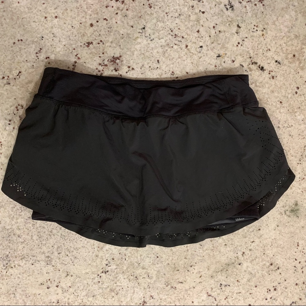 Lululemon Light as Air Laser Cut Skirt Sz. 6 EUC